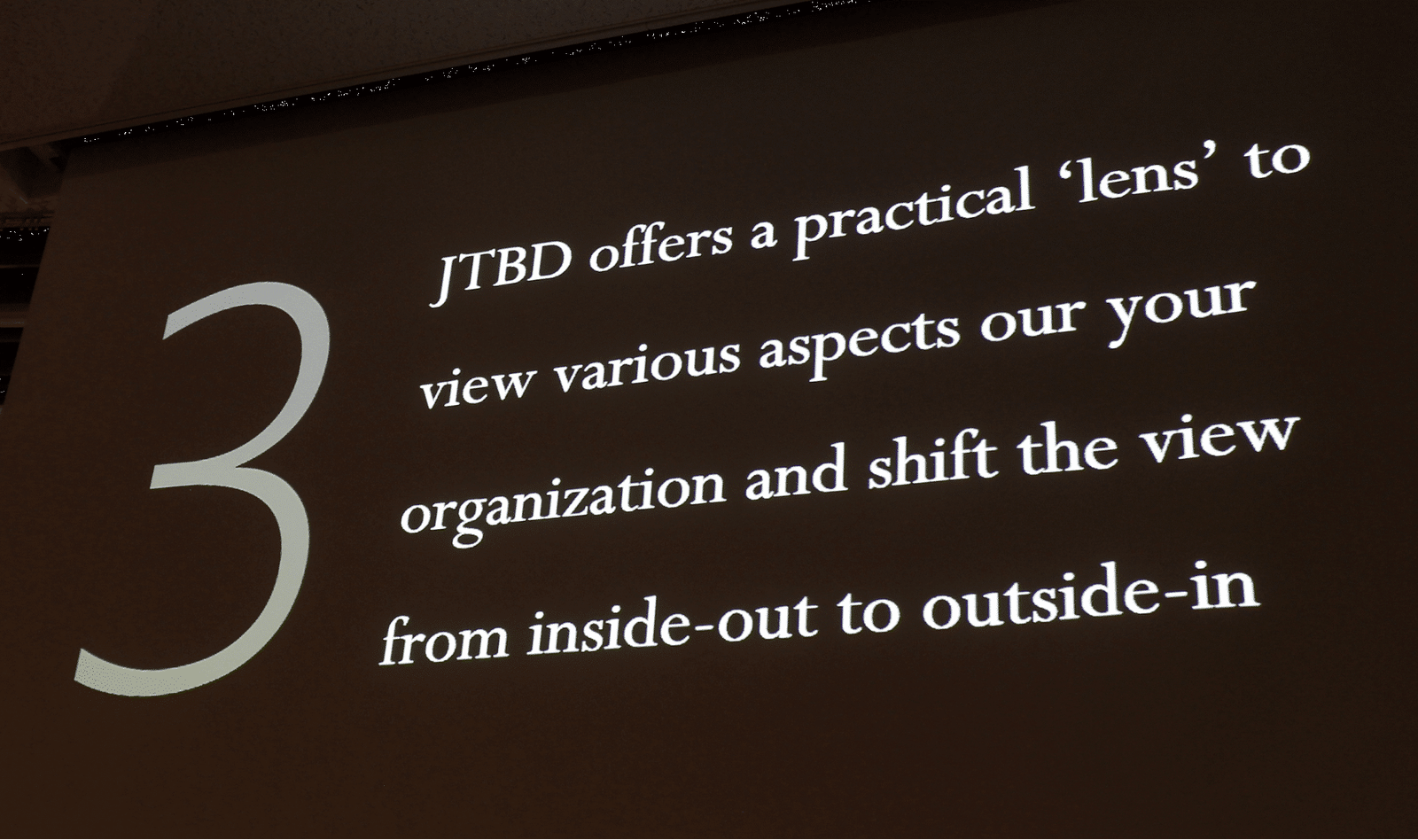 3. JTBDは、組織を外から見る視点を提供し、その視点は中から外、また外から中へシフトすることが可能です。これはとてもエキサイティングなことです。