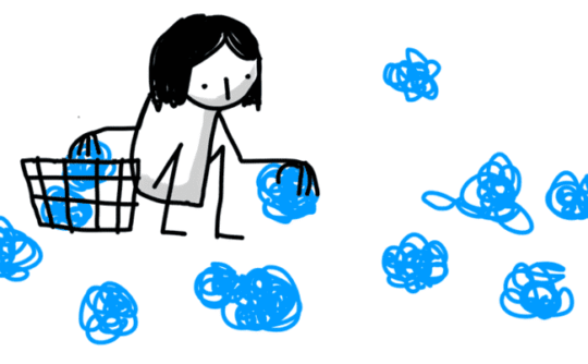 女の子が青いボールを拾ってカゴにいれている