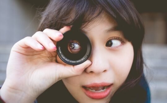目線によって、視線は画面左側に誘導される